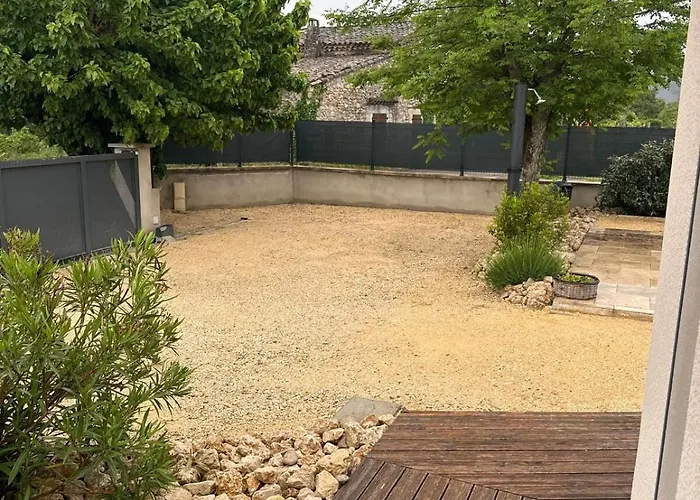 Modern Nyaraló Sampzon