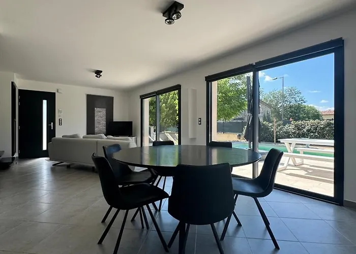 Nyaraló Modern Sampzon